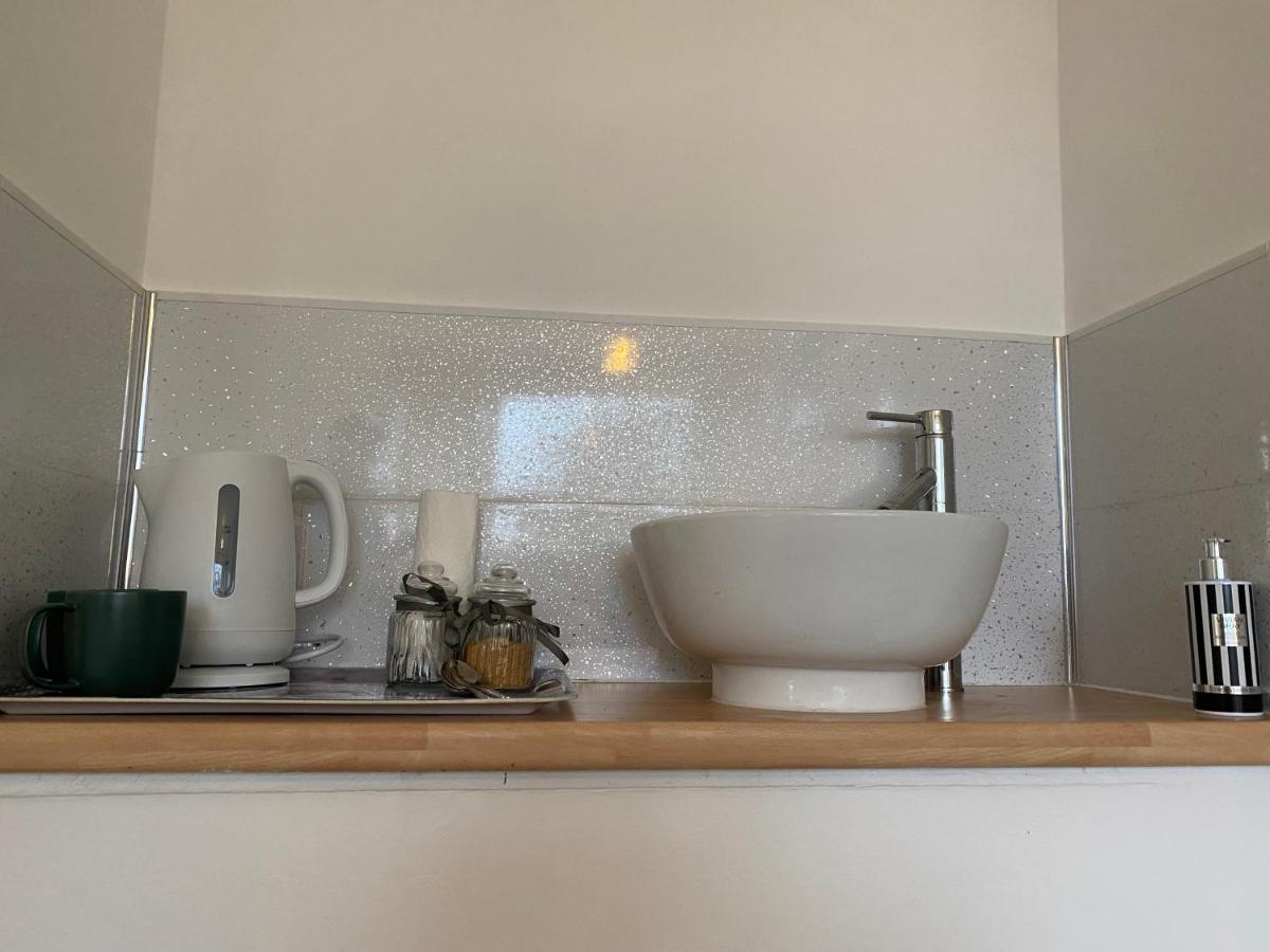 1 Luxurious Double Bedroom With Private Shower Reading Bagian luar foto