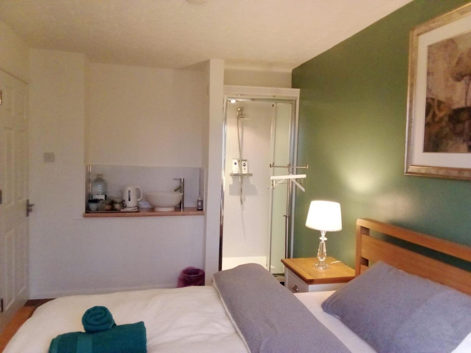 1 Luxurious Double Bedroom With Private Shower Reading Bagian luar foto